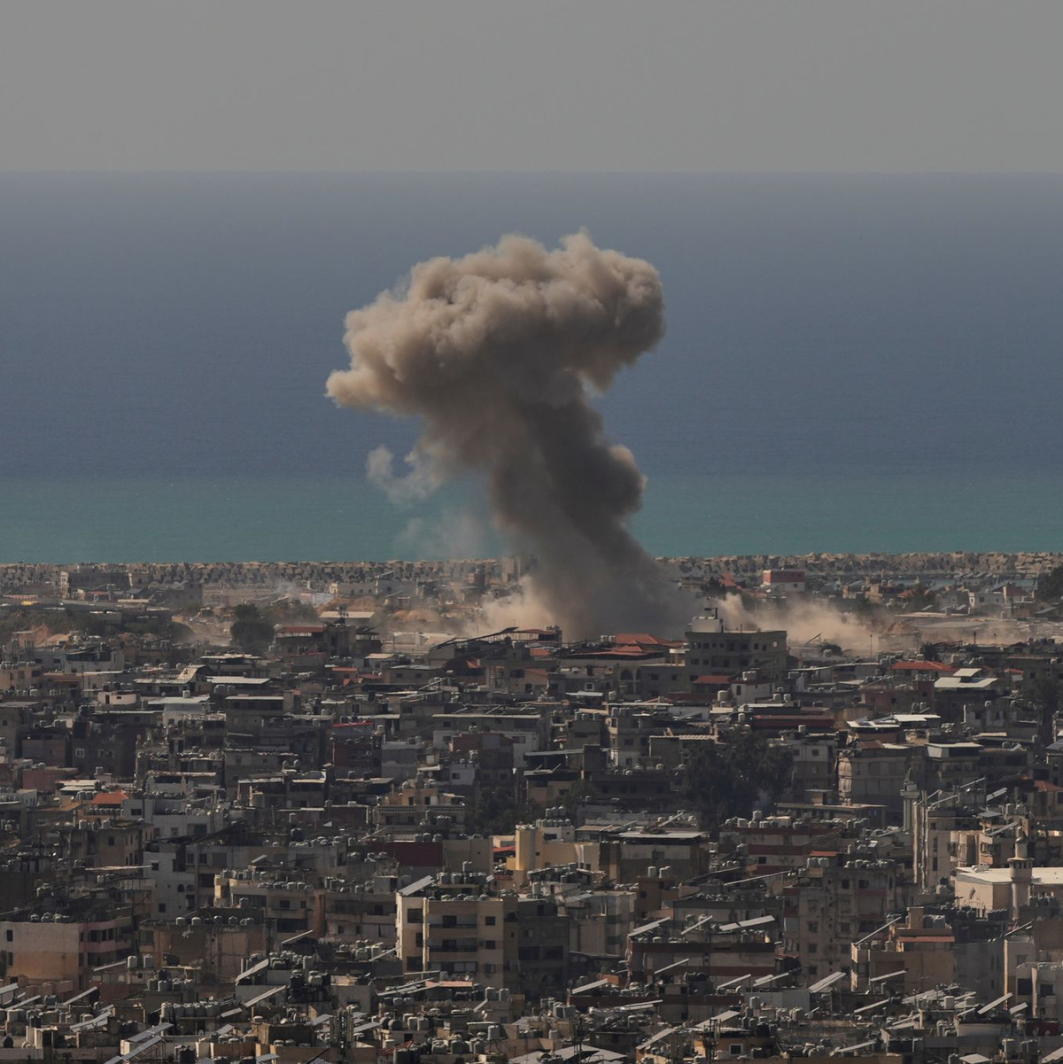 Israels Luftwaffe fliegt massive Angriffe im Libanon. - Foto: Hassan Ammar/AP/dpa