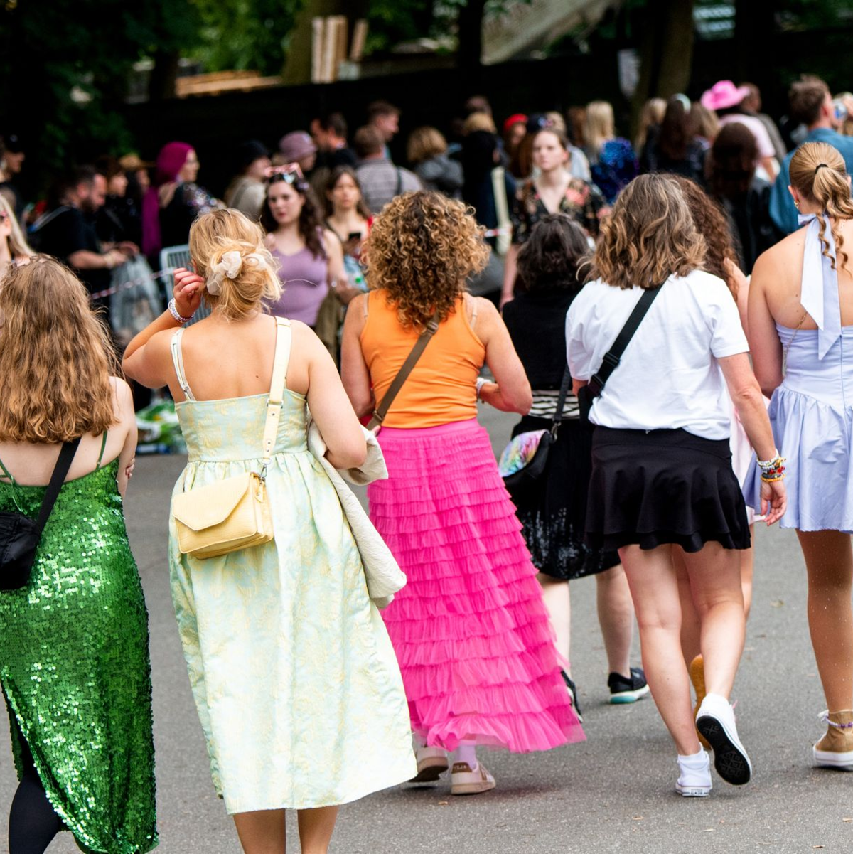 Mittlerweile geht fast alles: Sowohl lange als auch kurze Rocklängen sind im Stadtbild zu sehen.  - Foto: Daniel Bockwoldt/dpa