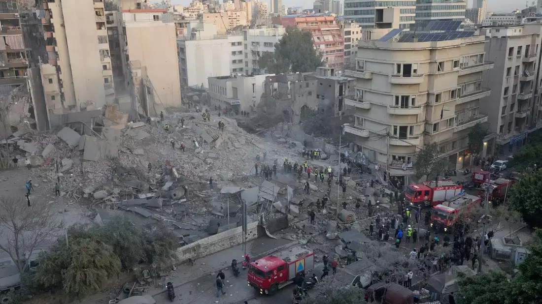 Ein israelischer Luftangriff hat in der libanesischen Hauptstadt ein mehrstöckiges Gebäude dem Erdboden gleichgemacht.  - Bild: Hussein Malla/AP/dpa