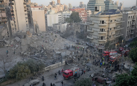 Ein israelischer Luftangriff hat in der libanesischen Hauptstadt ein mehrstöckiges Gebäude dem Erdboden gleichgemacht.  - Foto: Hussein Malla/AP/dpa