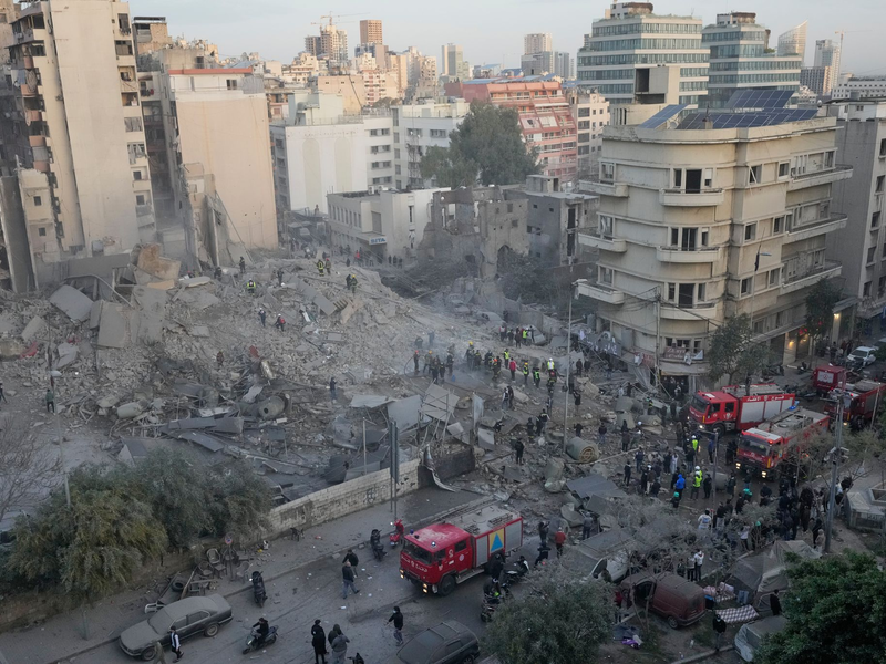 Ein israelischer Luftangriff hat in der libanesischen Hauptstadt ein mehrstöckiges Gebäude dem Erdboden gleichgemacht.  - Foto: Hussein Malla/AP/dpa