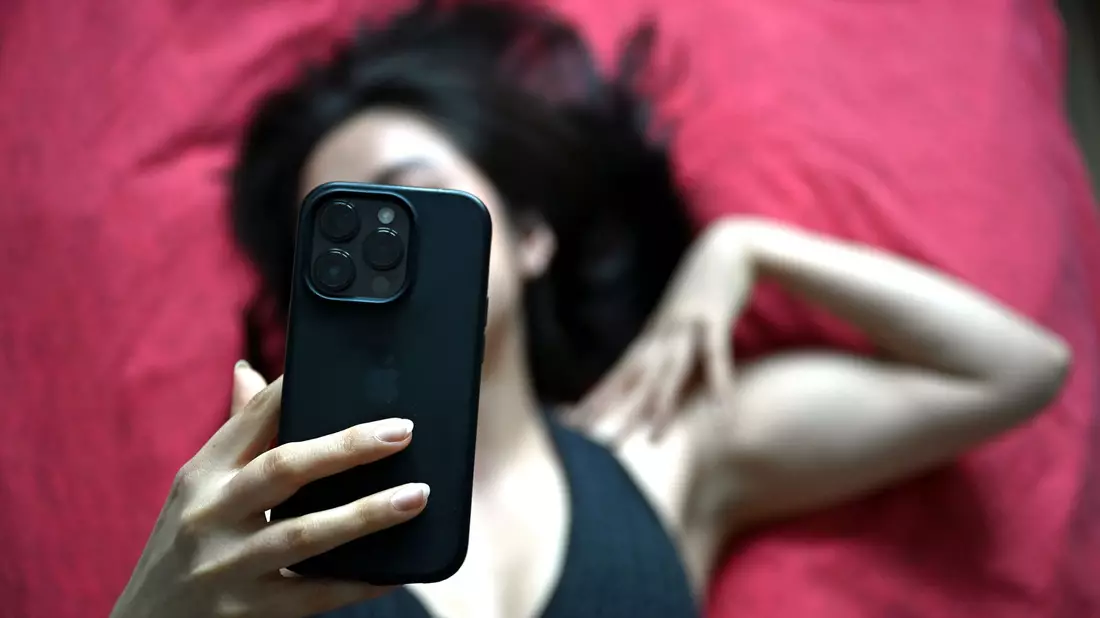 Sich selbstbewusst und sexy zu fühlen ist wohl der Grund für viele, «Thirst Traps» zu posten. (Symbolbild) - Bild: Elisa Schu/dpa