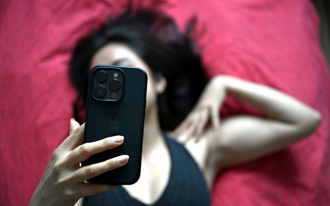 Sich selbstbewusst und sexy zu fühlen ist wohl der Grund für viele, «Thirst Traps» zu posten. (Symbolbild) - Foto: Elisa Schu/dpa