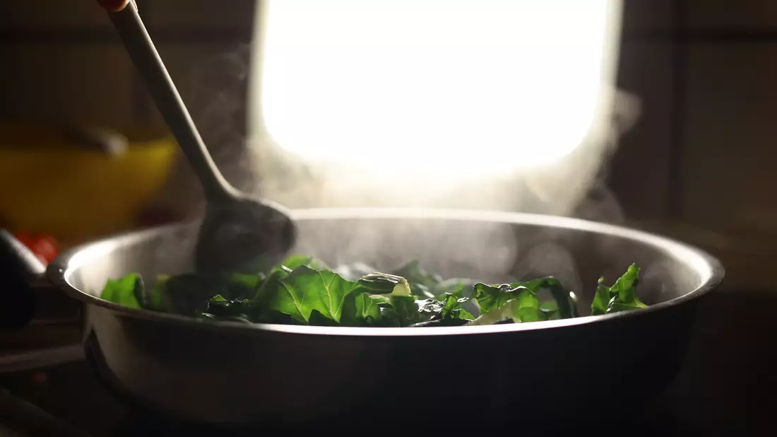Bei «Thirst Traps» zeigen sich Influencer auf anzügliche Art in Alltagssituationen – wie etwa beim Kochen. (Symbolbild) - Bild: Karl-Josef Hildenbrand/dpa
