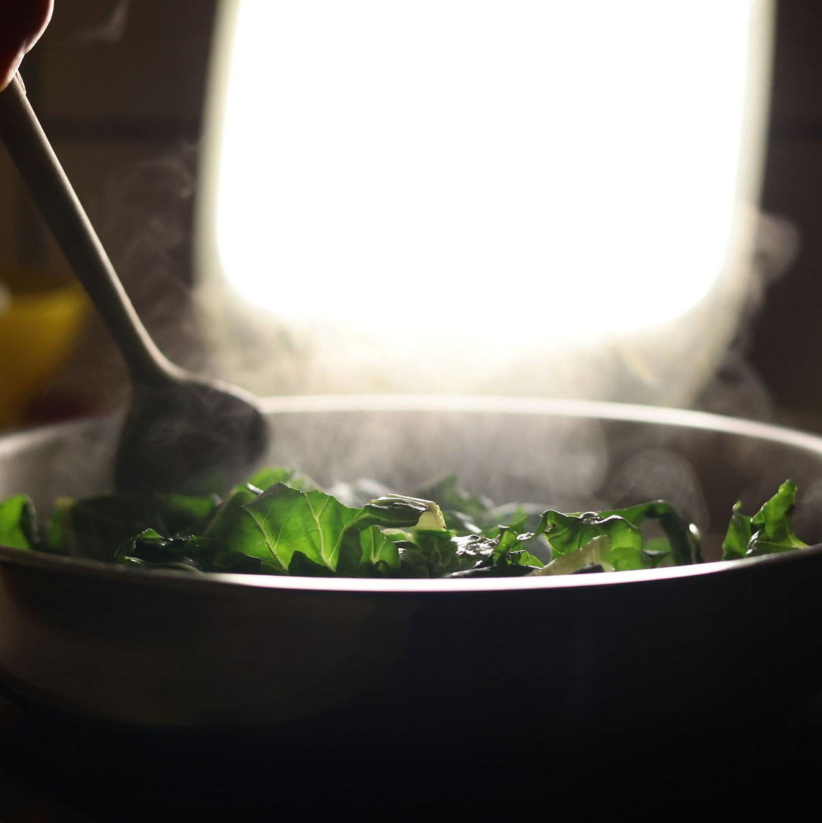 Bei «Thirst Traps» zeigen sich Influencer auf anzügliche Art in Alltagssituationen – wie etwa beim Kochen. (Symbolbild) - Foto: Karl-Josef Hildenbrand/dpa