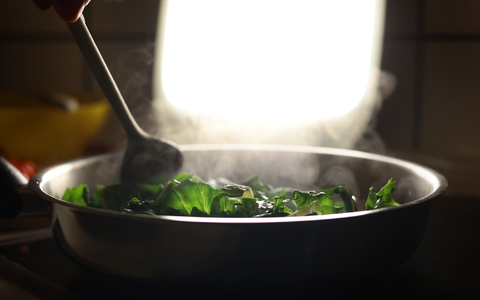 Bei «Thirst Traps» zeigen sich Influencer auf anzügliche Art in Alltagssituationen – wie etwa beim Kochen. (Symbolbild) - Foto: Karl-Josef Hildenbrand/dpa