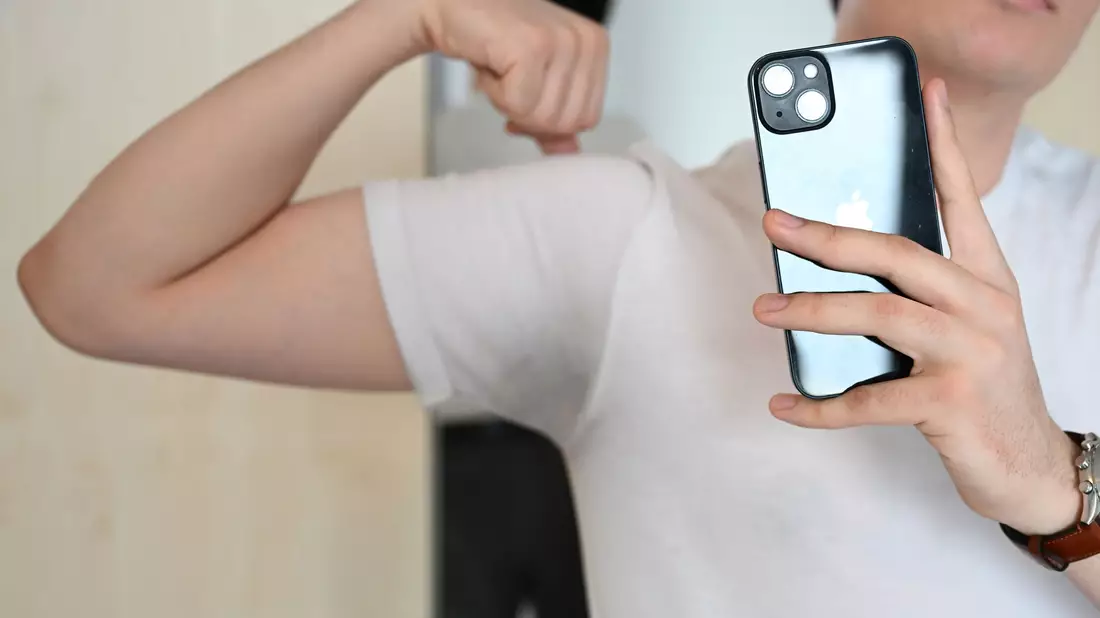 Was auf Tiktok als sexy gilt, ist ganz unterschiedlich: So können auch normale Aufgaben wie Kochen oder Holz hacken sexualisiert werden. (Symbolbild) - Bild: Elisa Schu/dpa