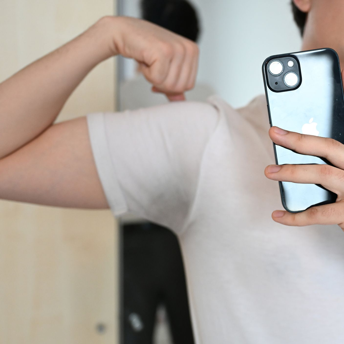 Was auf Tiktok als sexy gilt, ist ganz unterschiedlich: So können auch normale Aufgaben wie Kochen oder Holz hacken sexualisiert werden. (Symbolbild) - Foto: Elisa Schu/dpa