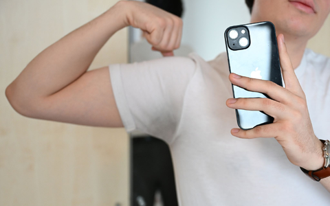 Was auf Tiktok als sexy gilt, ist ganz unterschiedlich: So können auch normale Aufgaben wie Kochen oder Holz hacken sexualisiert werden. (Symbolbild) - Foto: Elisa Schu/dpa