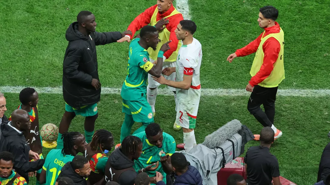 Die Spieler beider Teams gerieten im Finale des Afrika Cups mächtig aneinander. (Archivbild) - Bild: Youssef Loulidi/AP/dpa