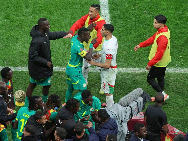 Die Spieler beider Teams gerieten im Finale des Afrika Cups mächtig aneinander. (Archivbild) - Foto: Youssef Loulidi/AP/dpa