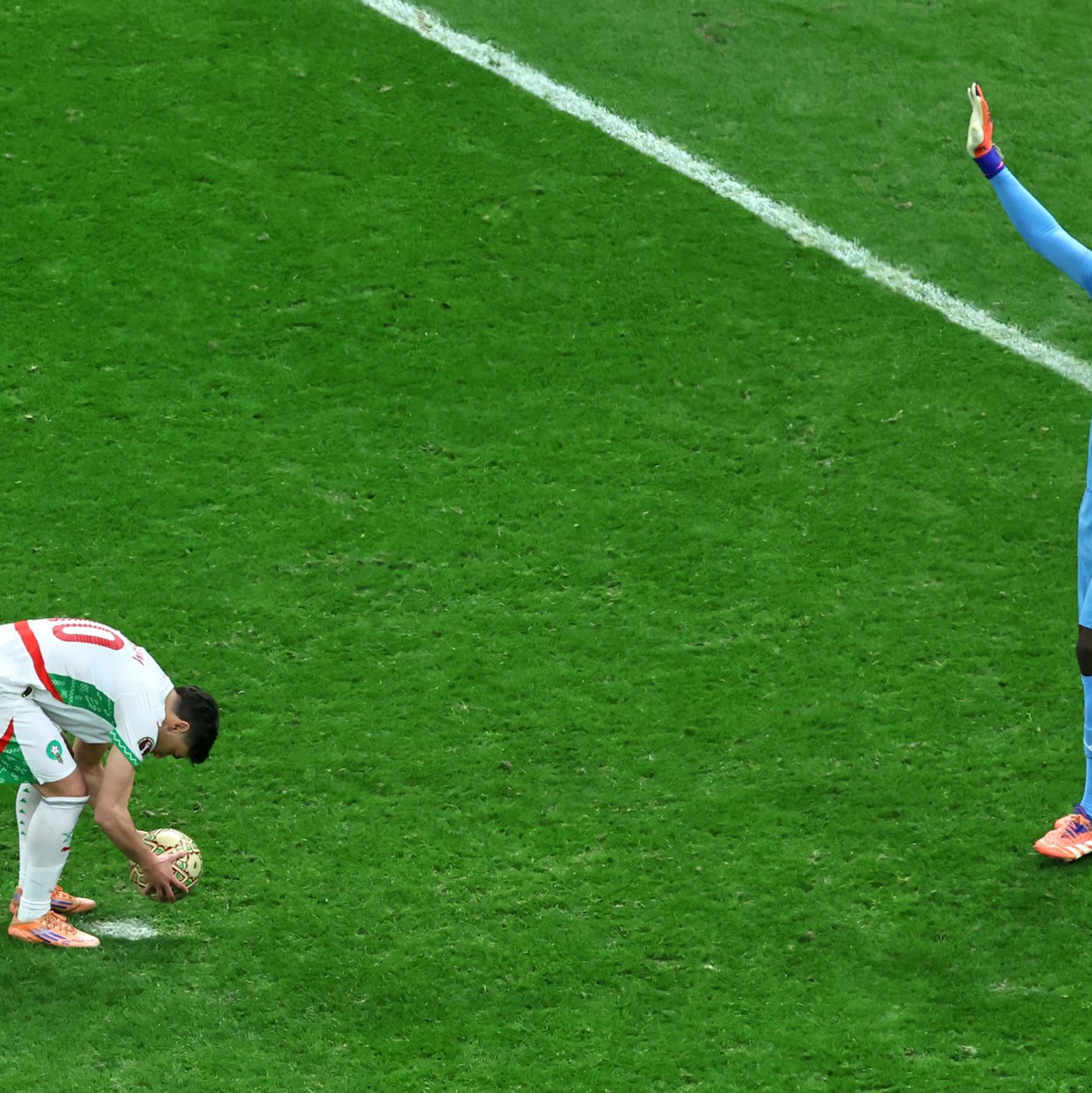 Der Auslöser für die Proteste war der umstrittene Elfmeter, den Díaz (links) schließlich vergab. (Archivfoto) - Foto: Youssef Loulidi/AP/dpa