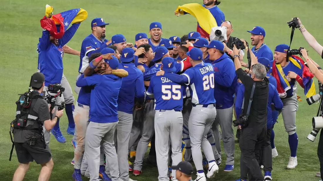 Die Spieler Venezuelas bejubeln den Weltmeistertitel. - Bild: Lynne Sladky/AP/dpa