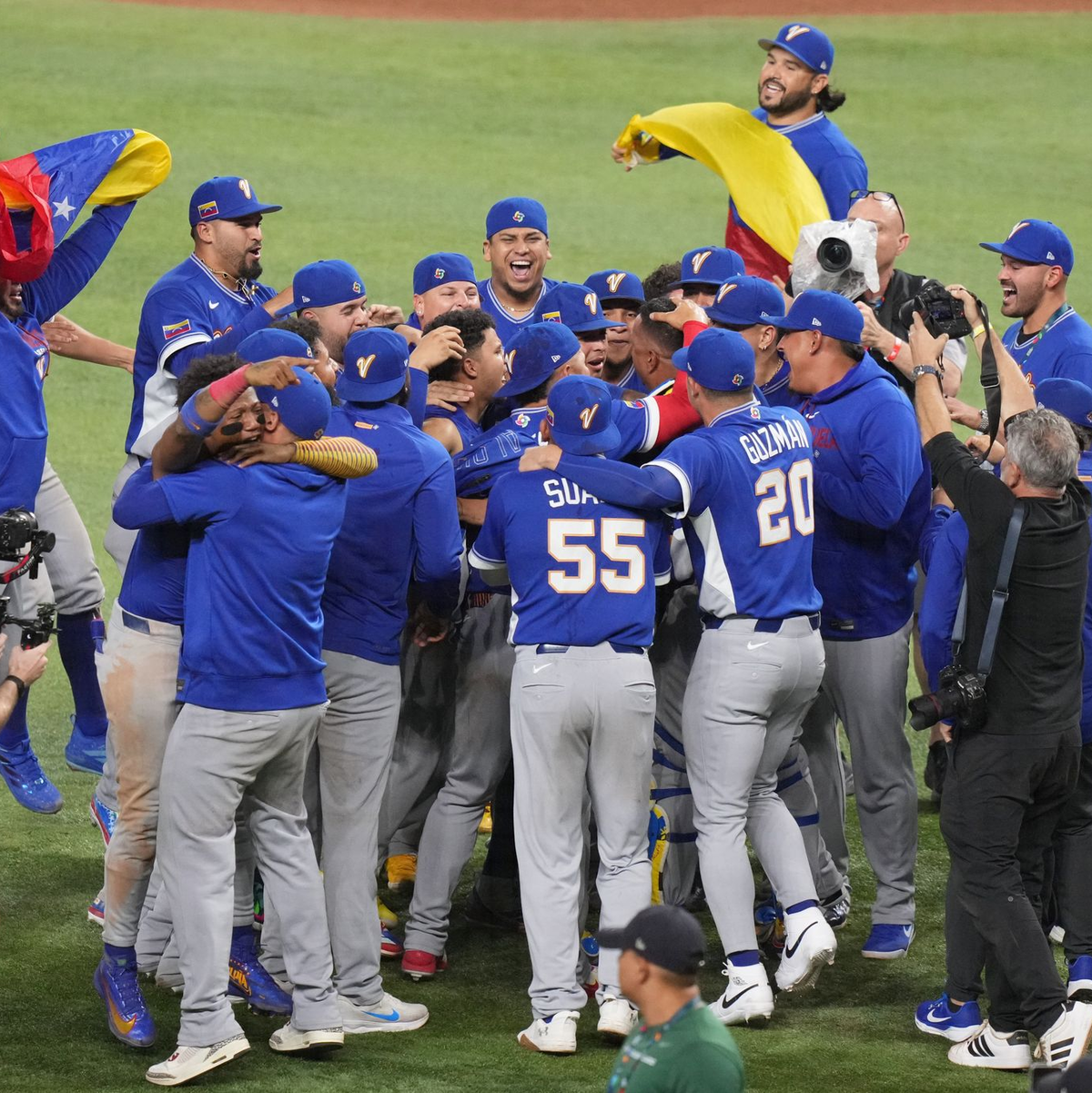 Die Spieler Venezuelas bejubeln den Weltmeistertitel. - Foto: Lynne Sladky/AP/dpa