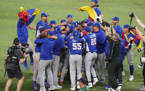 Die Spieler Venezuelas bejubeln den Weltmeistertitel. - Foto: Lynne Sladky/AP/dpa