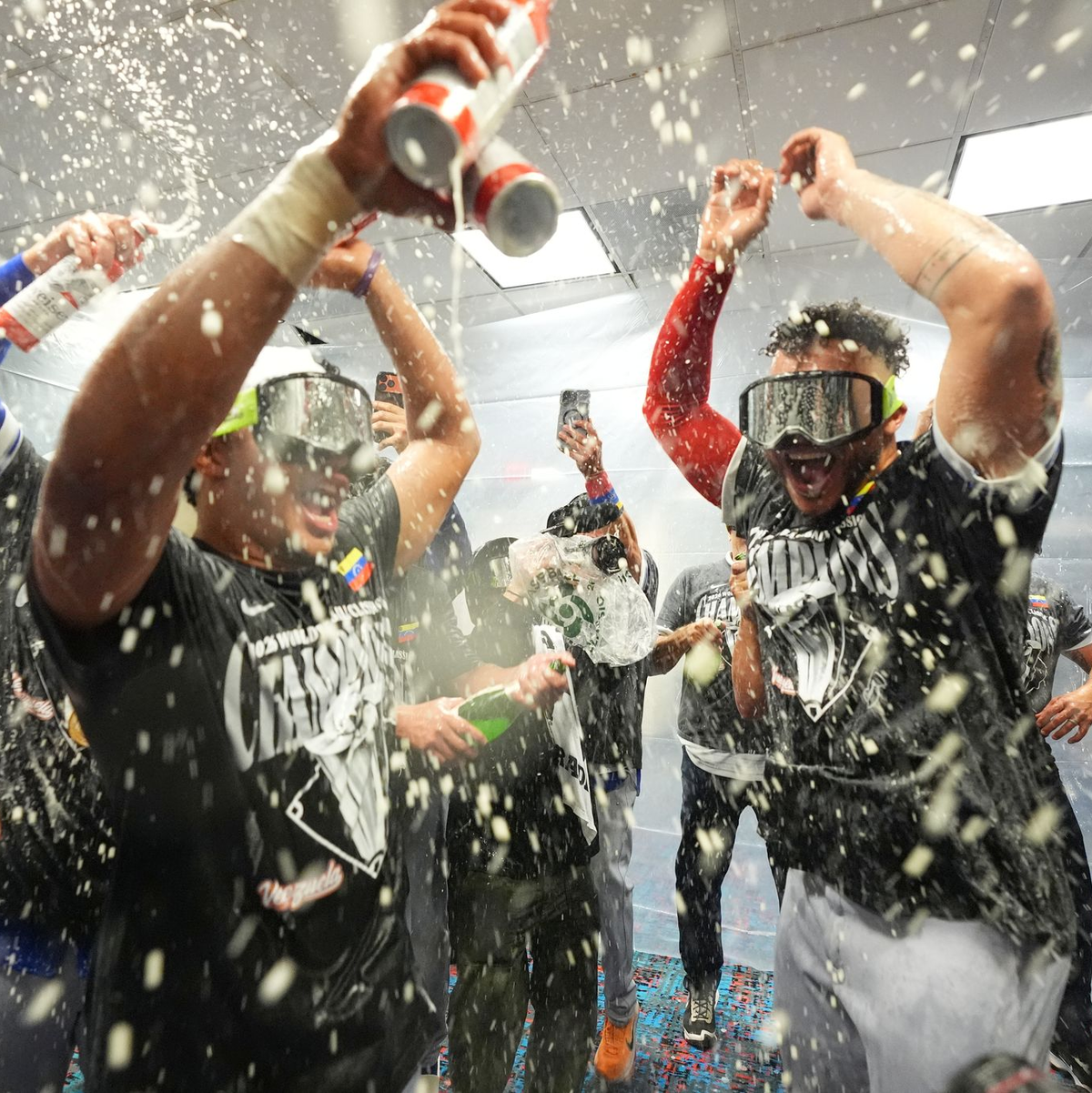 In der Kabine geht die Party weiter. - Foto: Rebecca Blackwell/AP/dpa