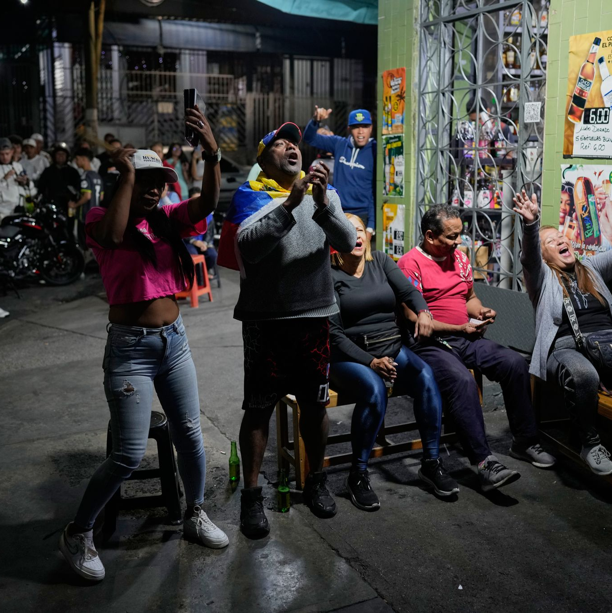 Auch in Caracas feiern die Menschen. - Foto: Ariana Cubillos/AP/dpa