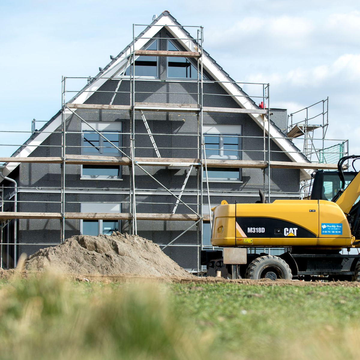 Die Baugenehmigungen ziehen wieder an - gerade bei Ein- und Zweifamilienhäusern. (Archivbild) - Foto: Hauke-Christian Dittrich/dpa/dpa-tmn