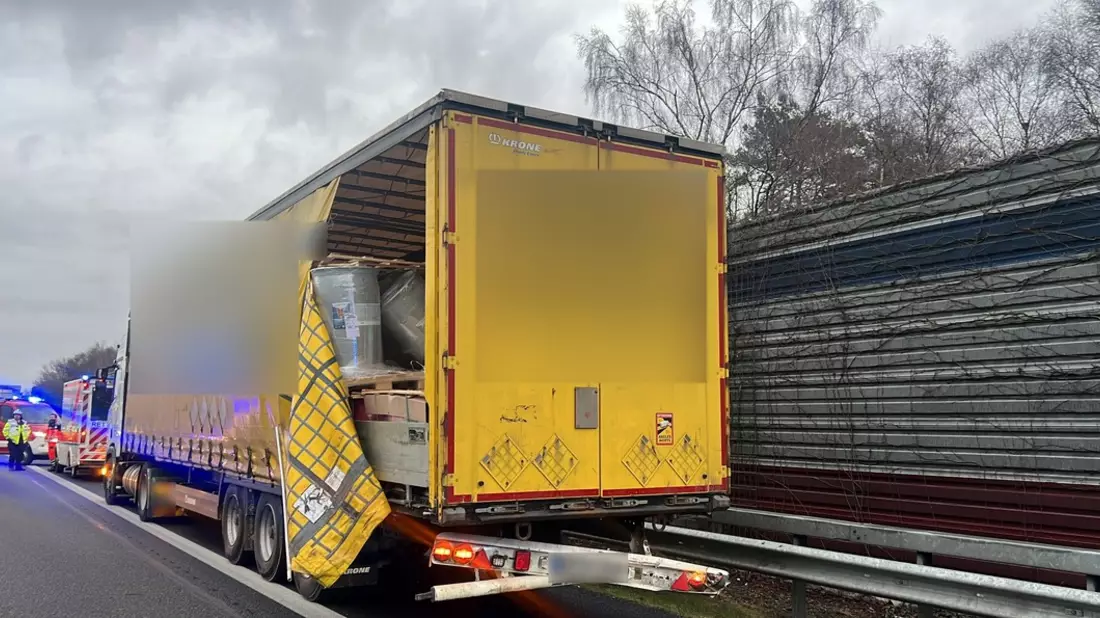 POL-ROW: ++ Unfall mit Gefahrgut auf der A1 - Vollsperrung erforderlich ++ Zeugen gesucht: Einbruch in Bekleidungsgeschäft - hoher Schaden ++ - Bild: presseportal.de