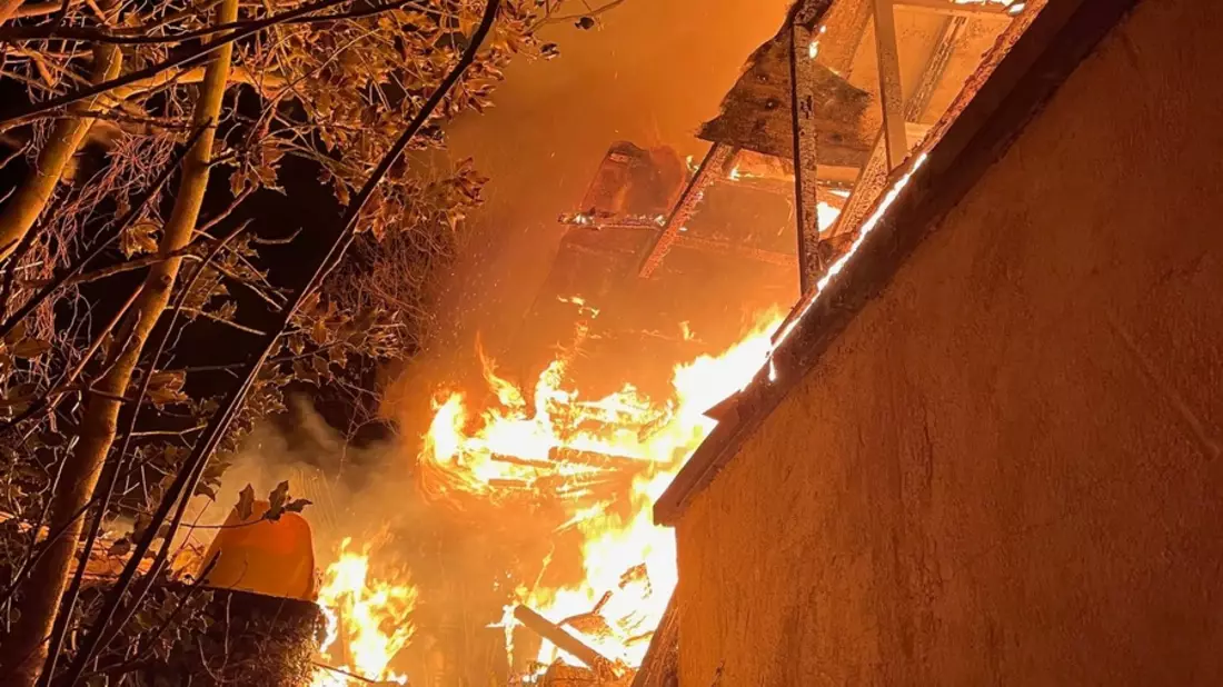 FW Stuttgart: Brand einer Gartenhütte - Bild: presseportal.de