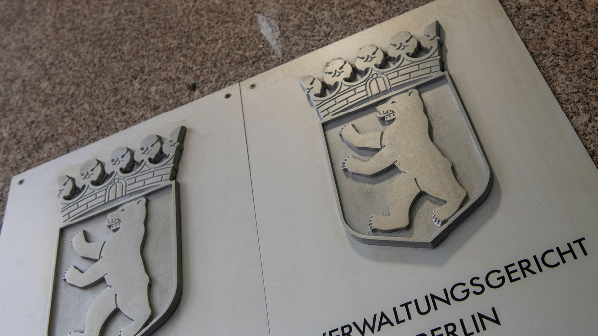 Die Medienanstalt Berlin-Brandenburg darf nach einem Urteil das Instagram-Angebot einer Erotikdarstellerin aus Jugendschutz-Gründen nicht komplett verbieten. (Symbolfoto) - Foto: Paul Zinken/dpa