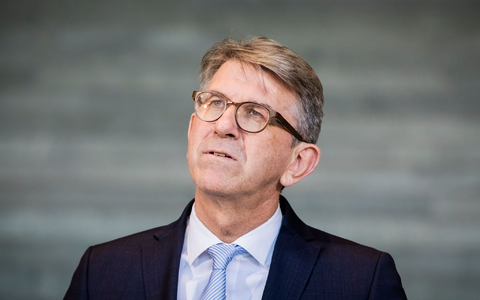 Kulturstaatsminister Wolfram Weimer erläutert seinen Umgang mit der Vergabe des Deutschen Buchhandlungspreises. (Archivbild) - Foto: Christoph Soeder/dpa