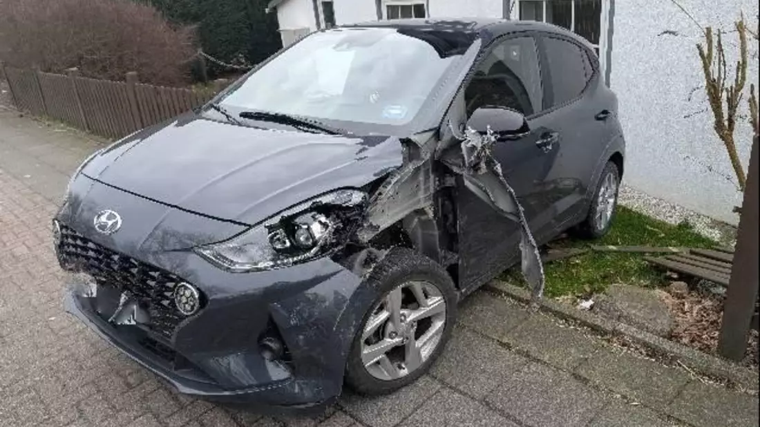POL-CUX: Verkehrsunfall mit zwei leicht verletzten Personen und hohem Sachschaden in Stotel (Foto im Anhang) - Bild: presseportal.de