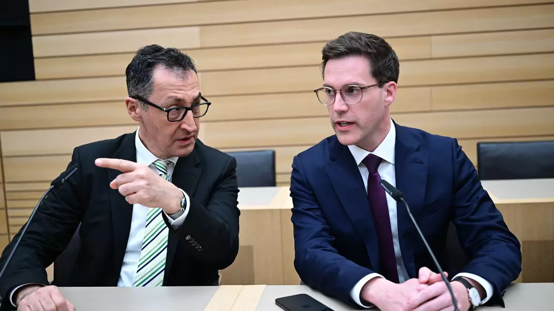 Treffen sich Grünen-Frontmann Cem Özdemir und CDU-Chef Manuel Hagel bald in offiziellen Gesprächen über eine Zusammenarbeit wieder? (Archivbild) - Bild: Bernd Weißbrod/dpa