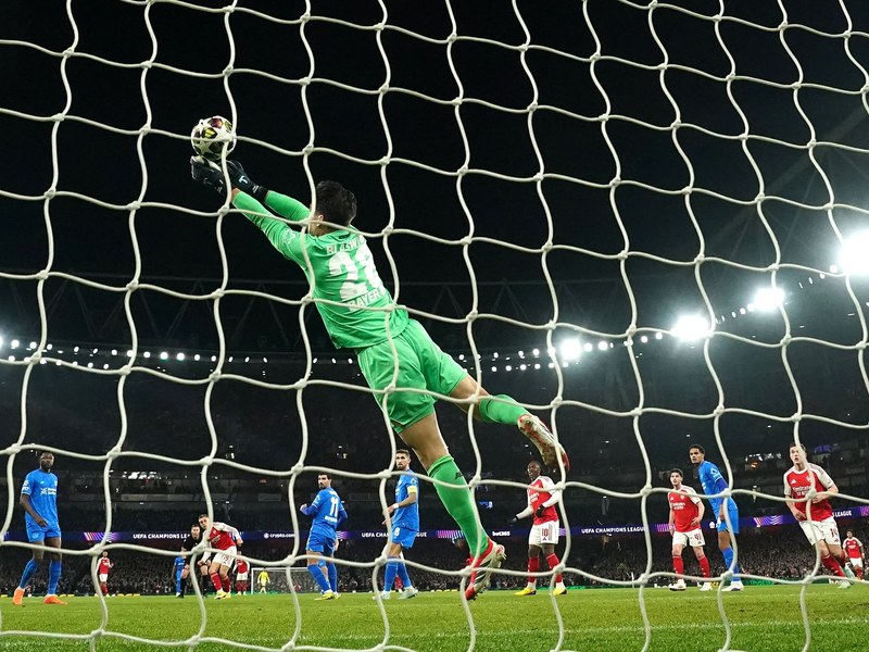 Mit seinen Paraden hielt Torhüter Janis Blaswich Leverkusen lange im Spiel. - Foto: Bradley Collyer/PA Wire/dpa
