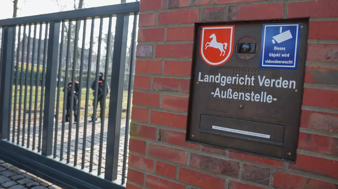 Ein Sprengstoffhund hat während des Verhandlungstermins im Prozess gegen Daniela Klette angeschlagen. (Symbolfoto)  - Bild: Focke Strangmann/dpa