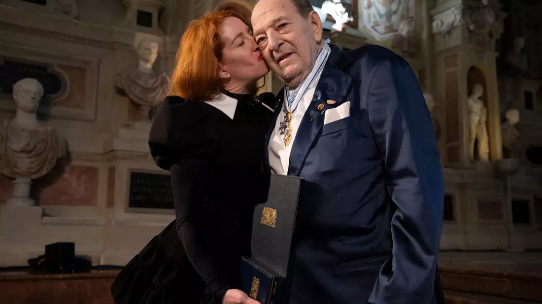 Siegel und seine Frau Laura bei einer Ordensverleihung. (Archivfoto) - Bild: Peter Kneffel/dpa