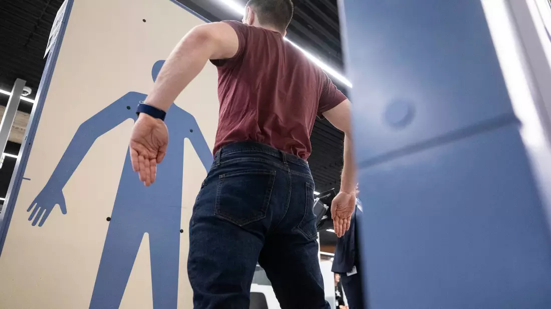 Der Wandel hin zu mehr High Tech bei der Sicherheitskontrolle am Flughafen sei alternativlos, heißt es vom Verband der Luftsicherheitsunternehmen. (Symbolbild) - Bild: Marijan Murat/dpa