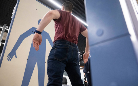 Der Wandel hin zu mehr High Tech bei der Sicherheitskontrolle am Flughafen sei alternativlos, heißt es vom Verband der Luftsicherheitsunternehmen. (Symbolbild) - Foto: Marijan Murat/dpa