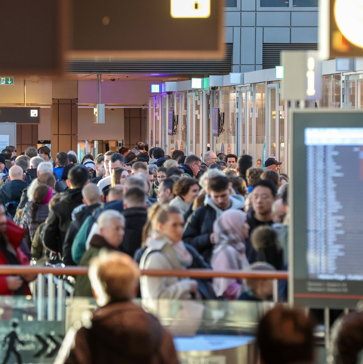 Der Präsident des Bundesverbandes der Luftsicherheitsunternehmen (BDLS), Alexander Borgschulze, sagt, die Personalgewinnung sei für die Branche eine Herausforderung und «das bestehende System stößt an seine Grenzen». (Symbolbild)  - Foto: Bodo Marks/dpa