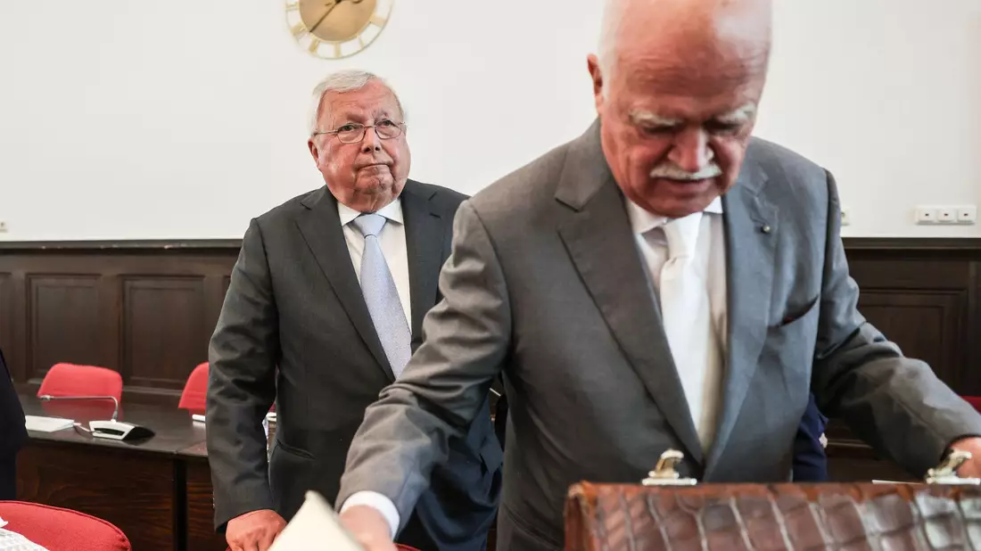 Sein letzter Auftritt im Gerichtssaal: Christian Olearius (links) im Bonner Landgericht im Juni 2024. Im Vordergrund sein Verteidiger, der frühere CSU-Bundestagsabgeordnete Peter Gauweiler.  - Bild: Oliver Berg/dpa