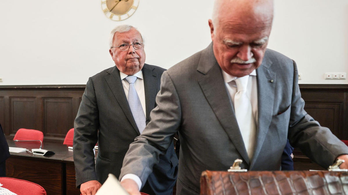 Sein letzter Auftritt im Gerichtssaal: Christian Olearius (links) im Bonner Landgericht im Juni 2024. Im Vordergrund sein Verteidiger, der frühere CSU-Bundestagsabgeordnete Peter Gauweiler.  - Foto: Oliver Berg/dpa