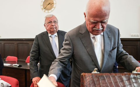 Sein letzter Auftritt im Gerichtssaal: Christian Olearius (links) im Bonner Landgericht im Juni 2024. Im Vordergrund sein Verteidiger, der frühere CSU-Bundestagsabgeordnete Peter Gauweiler.  - Foto: Oliver Berg/dpa