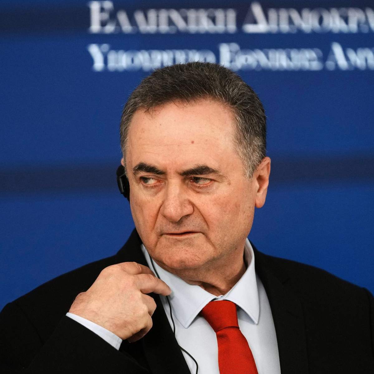 Israels Verteidigungsminister Israel Katz erklärt, dass das Militär nun jeden iranischen Top-Funktionär ohne erneute Rücksprache töten dürfe. - Foto: Thanassis Stavrakis/AP/dpa