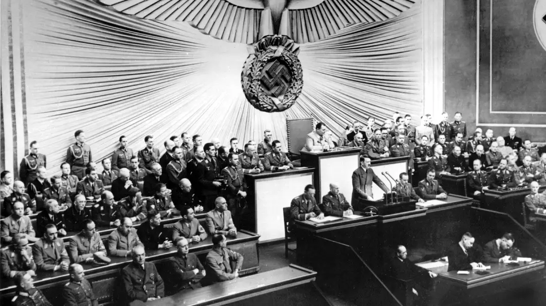 Auch Adolf Hitler, hier bei seiner Rede vor dem Reichstag in Berlin am 1. September 1939, findet sich in den Unterlagen des US-Nationalarchivs. - Bild: dpa