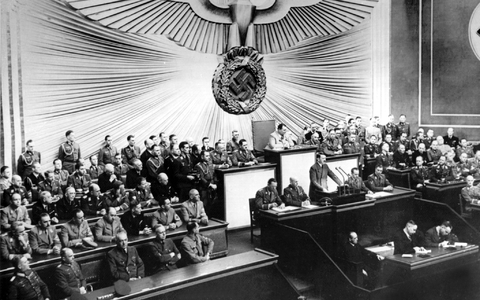 Auch Adolf Hitler, hier bei seiner Rede vor dem Reichstag in Berlin am 1. September 1939, findet sich in den Unterlagen des US-Nationalarchivs. - Foto: dpa