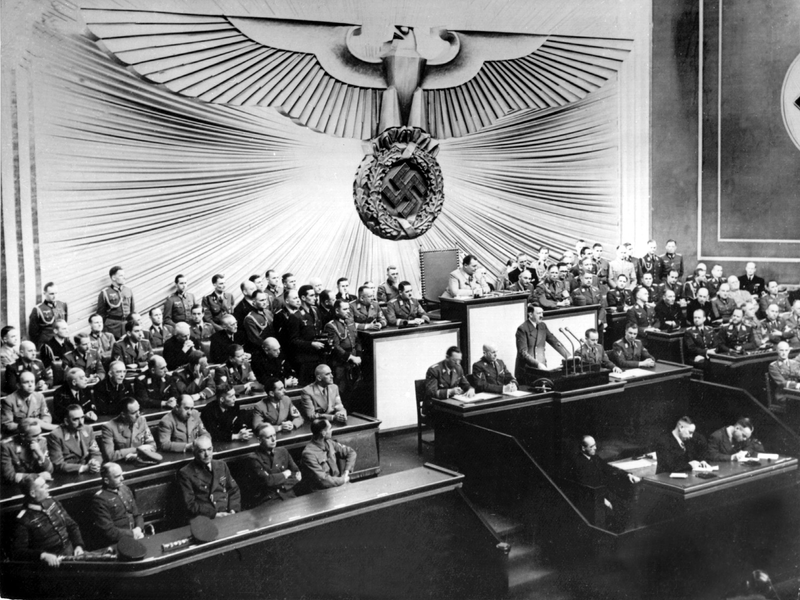 Auch Adolf Hitler, hier bei seiner Rede vor dem Reichstag in Berlin am 1. September 1939, findet sich in den Unterlagen des US-Nationalarchivs. - Foto: dpa