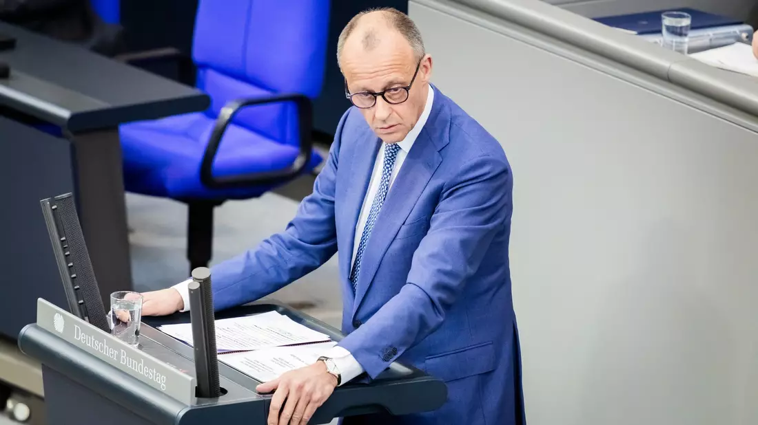 Der Kanzler weicht bei seinem Nein zum Iran-Krieg auch im Bundestag kein Stück zurück. - Bild: Christoph Soeder/dpa