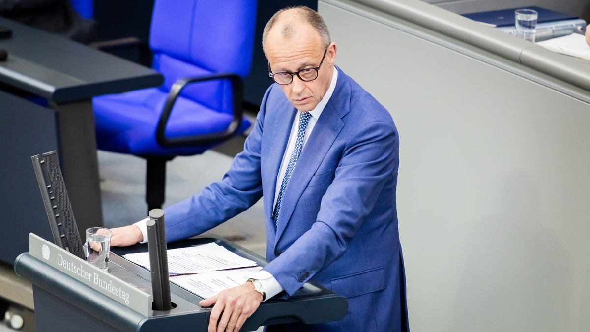 Der Kanzler weicht bei seinem Nein zum Iran-Krieg auch im Bundestag kein Stück zurück. - Foto: Christoph Soeder/dpa