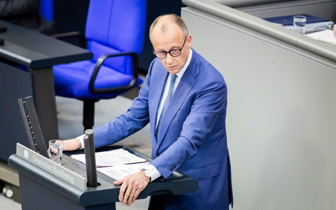 Der Kanzler weicht bei seinem Nein zum Iran-Krieg auch im Bundestag kein Stück zurück. - Foto: Christoph Soeder/dpa