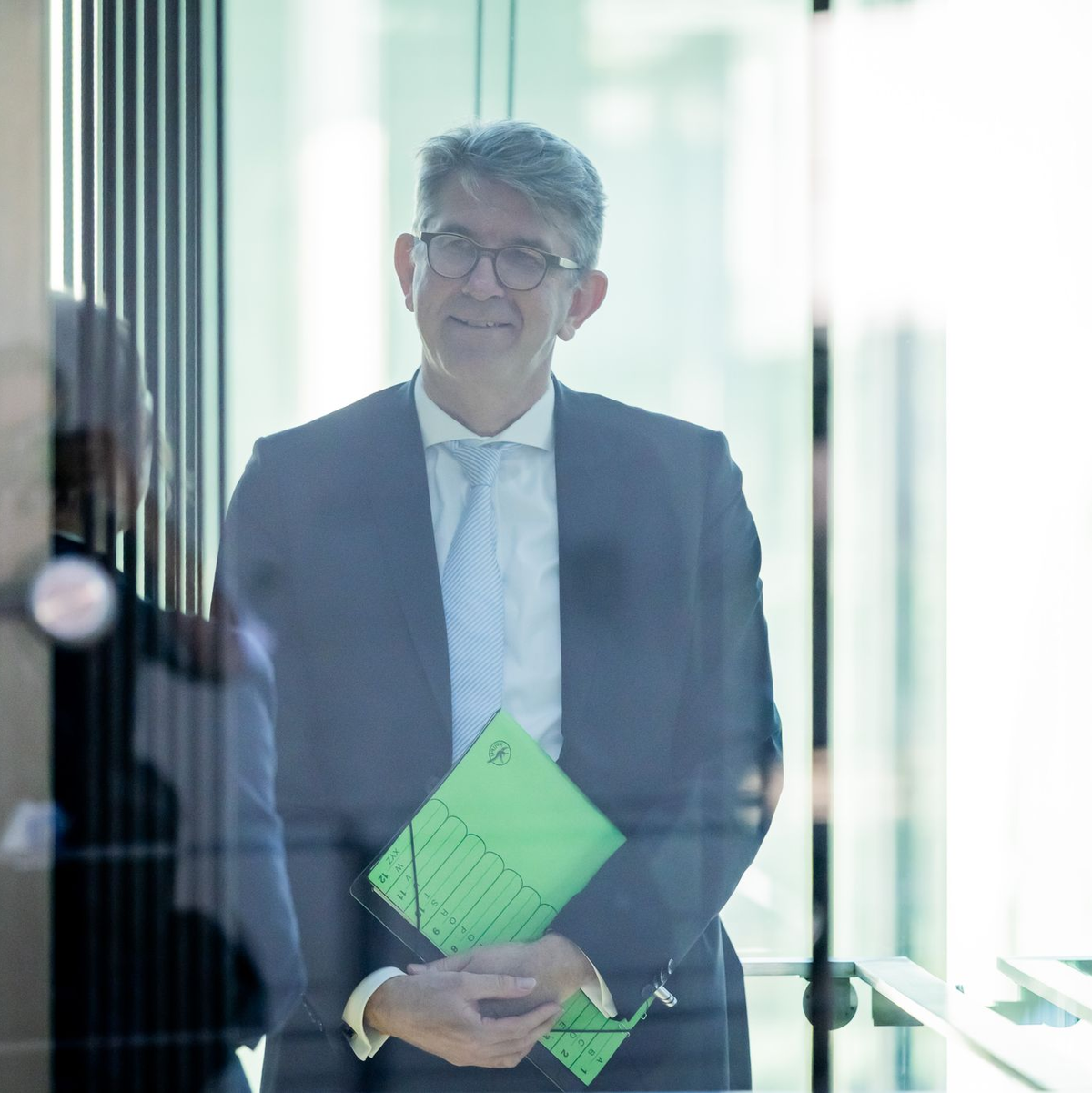 Kulturstaatsminister Wolfram Weimer hat im Kulturausschuss zum Buchhandlungspreis berichtet.  - Foto: Christoph Soeder/dpa