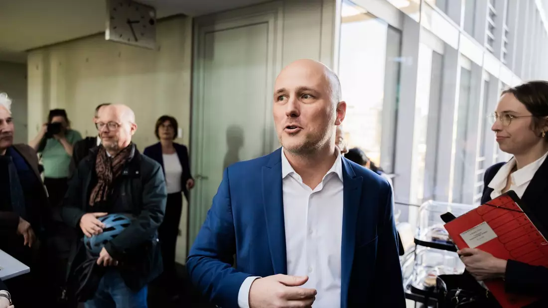 Der Grünen-Politiker Sven Lehmann hatte im Ausschuss kritische Fragen. - Bild: Christoph Soeder/dpa