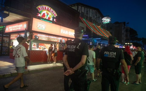 Ein deutscher Tourist ist auf Mallorca von zwei ebenfalls deutschen Angreifern bei einem Raubüberfall mit einem Messer verletzt worden. (Archiv-Bild) - Foto: Clara Margais/dpa