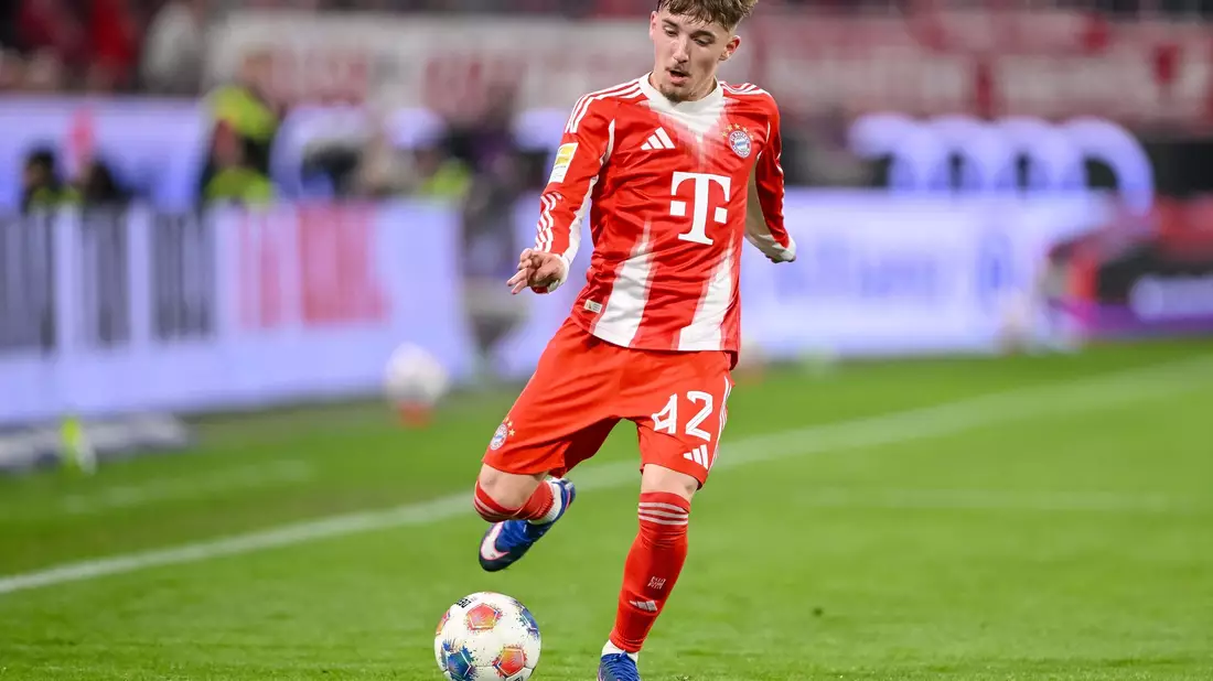Darf womöglich bald auch das DFB-Trikot tragen: Bayerns Jungstar Lennart Karl. (Archivbild) - Bild: Harry Langer/dpa