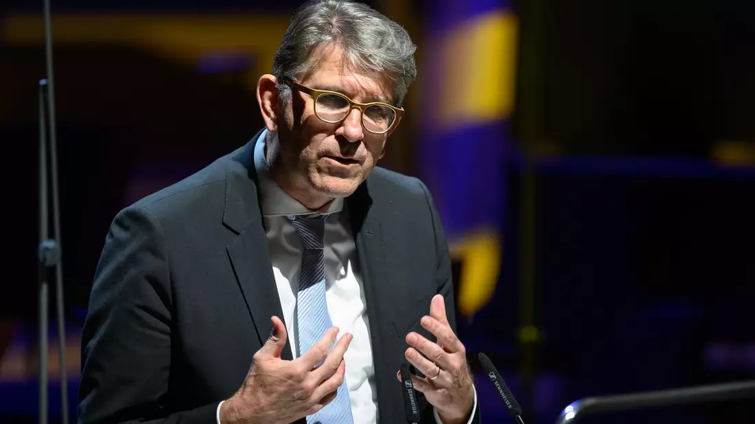 Für den Kulturstaatsminister gab es Buhrufe aus dem Publikum. - Bild: Hendrik Schmidt/dpa