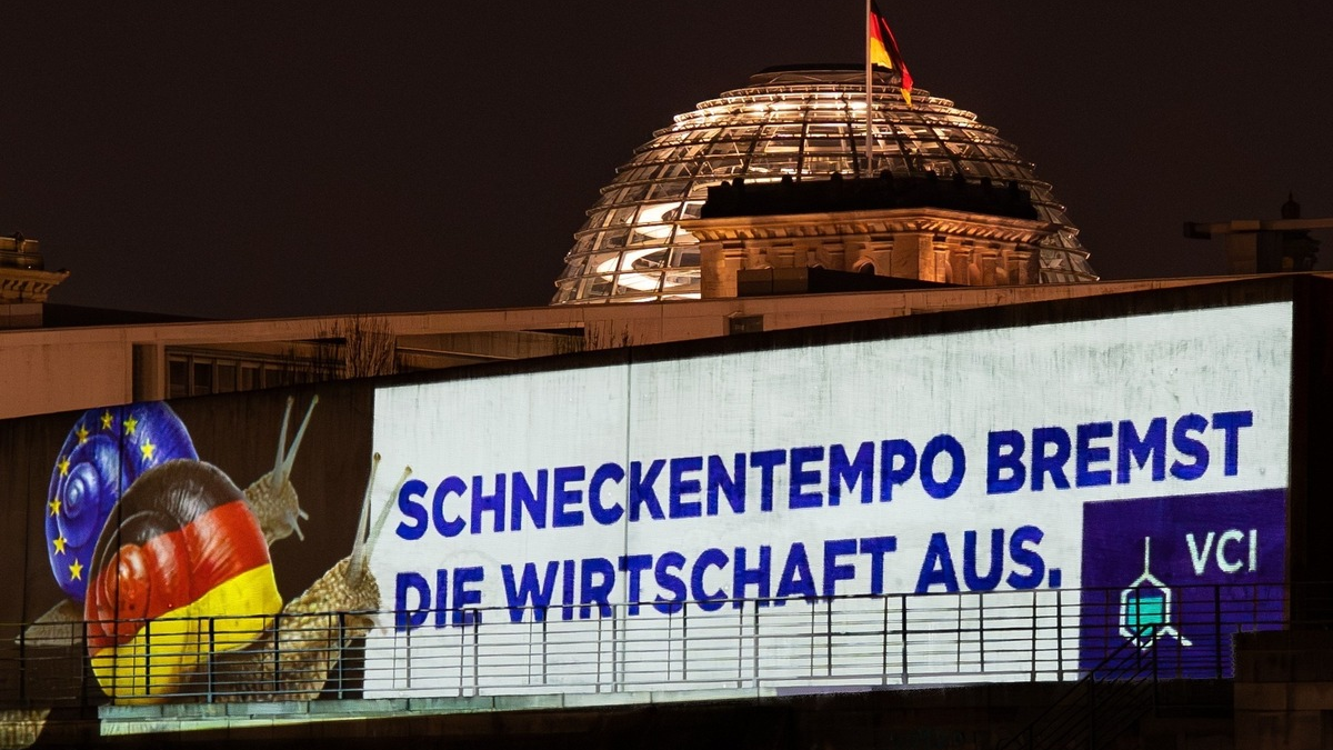 VCI fordert wirtschaftspolitischen Befreiungsschlag / Stärke des Standorts ausspielen - Foto: presseportal.de